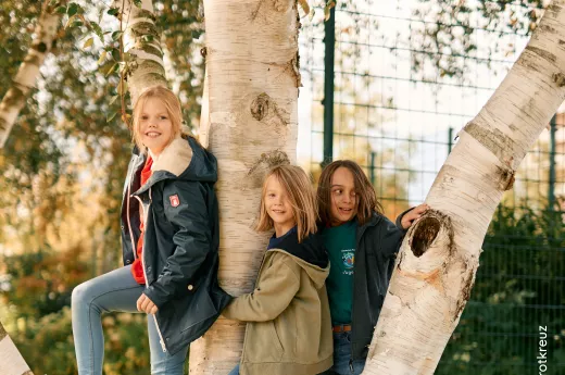 Drei Kinder auf einem Baum
