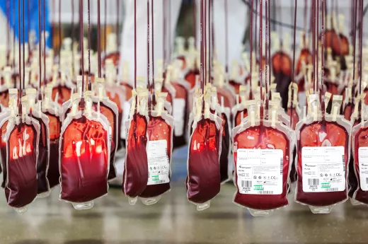 Aufgehängte Beutel mit Spenderblut