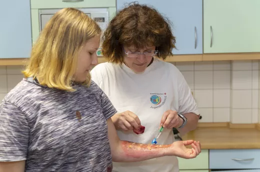 Schminken einer Brandwunde