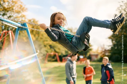 Kind auf einer Schaukel