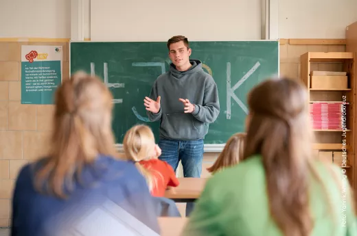 Schüler und Lehrkraft in einem Klassenzimmer
