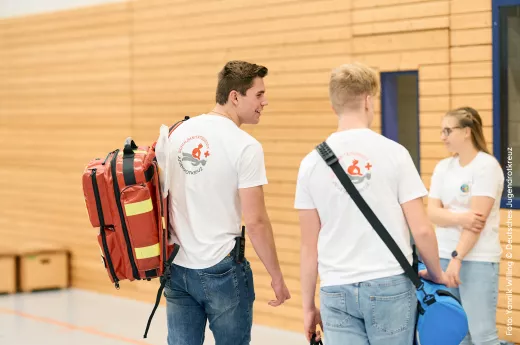 Schulsanitäter*innen mit Erste-Hilfe-Taschen