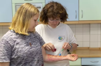 Schminken einer Brandwunde